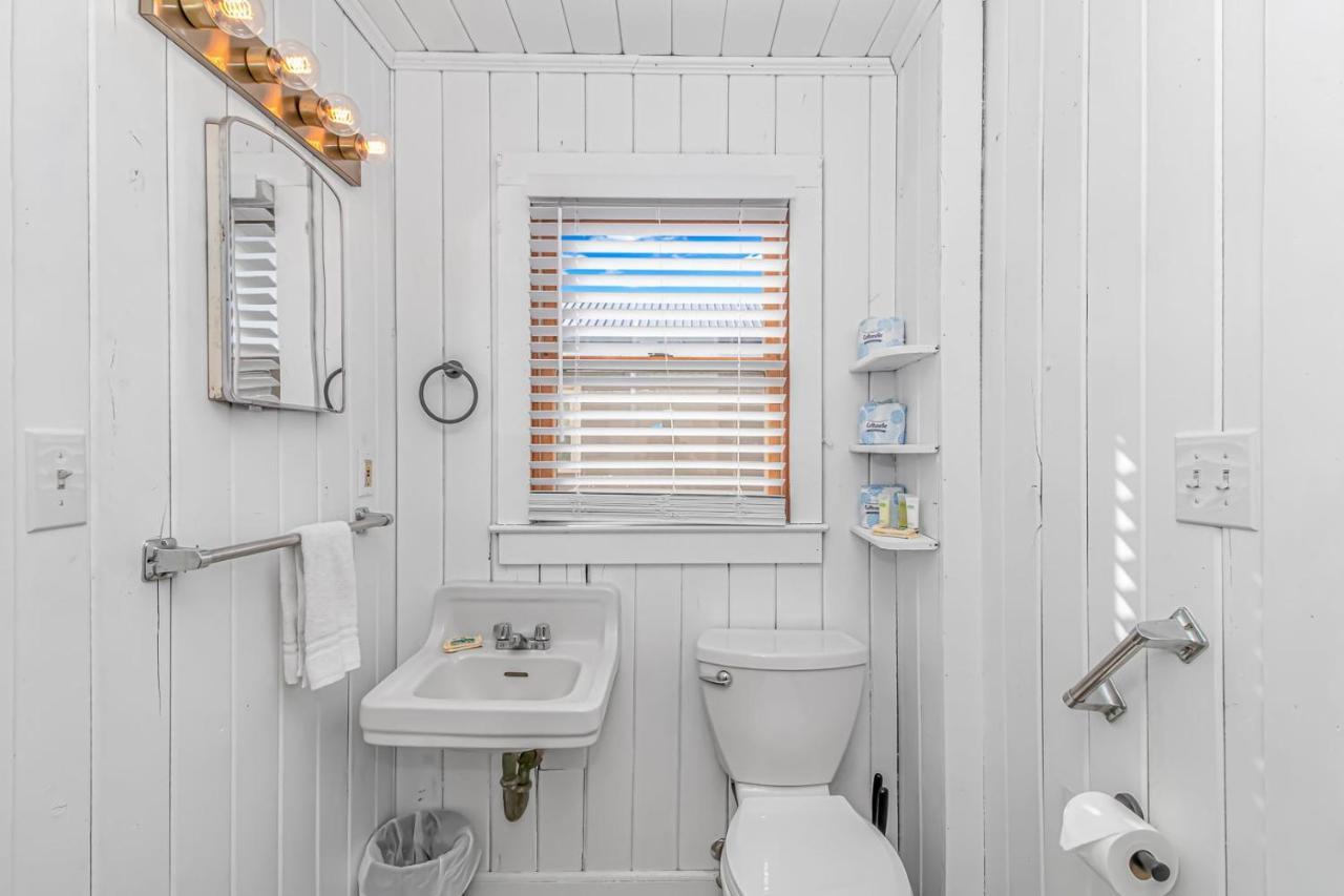 Pet Friendly Beach House! Private Dock On Channel! Private Pool! 5 Bedroom - 3 Bath! *