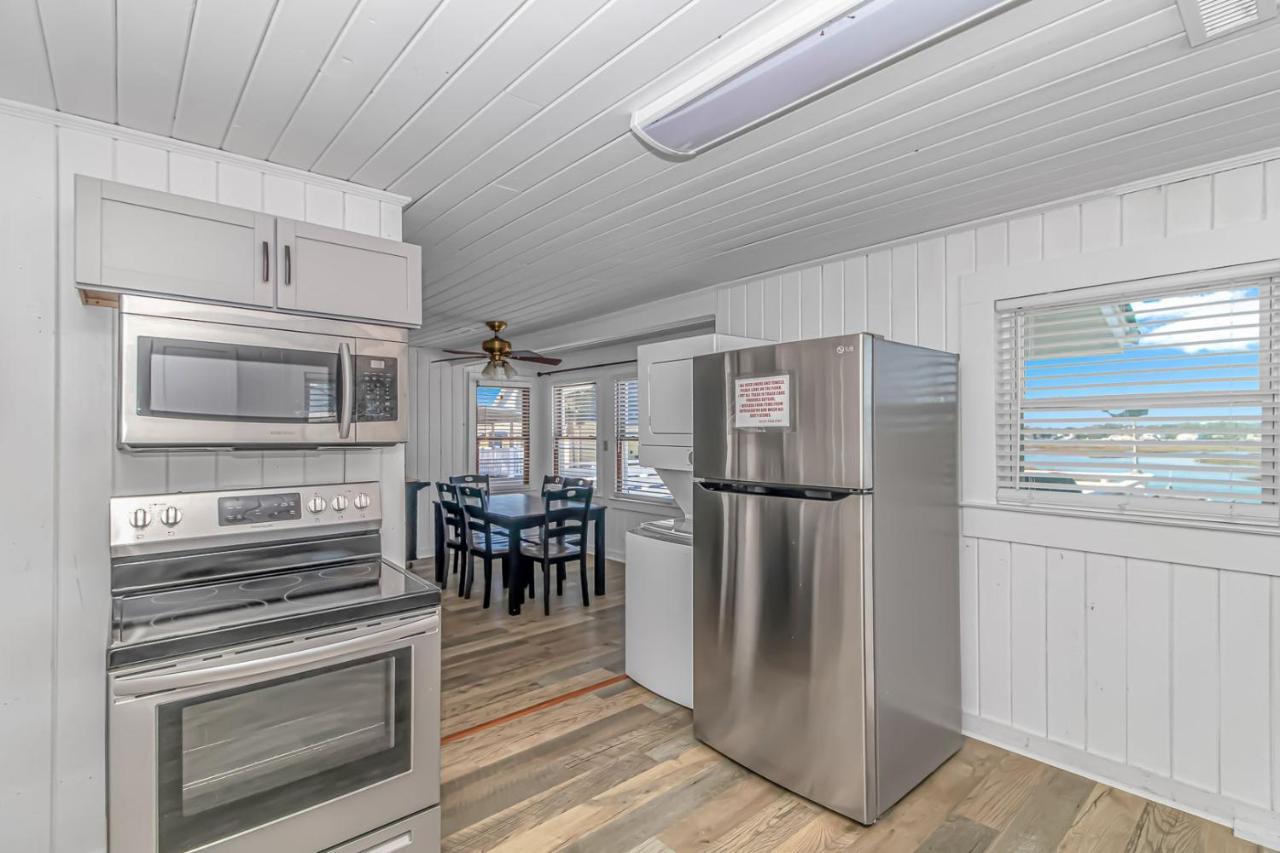 Pet Friendly Beach House! Private Dock On Channel! Private Pool! 5 Bedroom - 3 Bath! Holiday home *