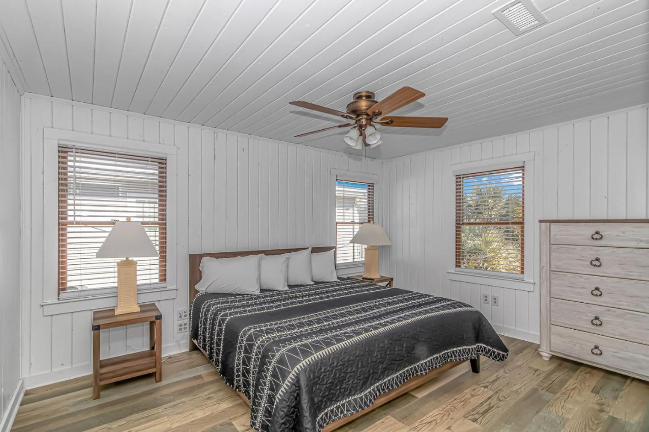 Holiday home Pet Friendly Beach House! Private Dock On Channel! Private Pool! 5 Bedroom - 3 Bath!