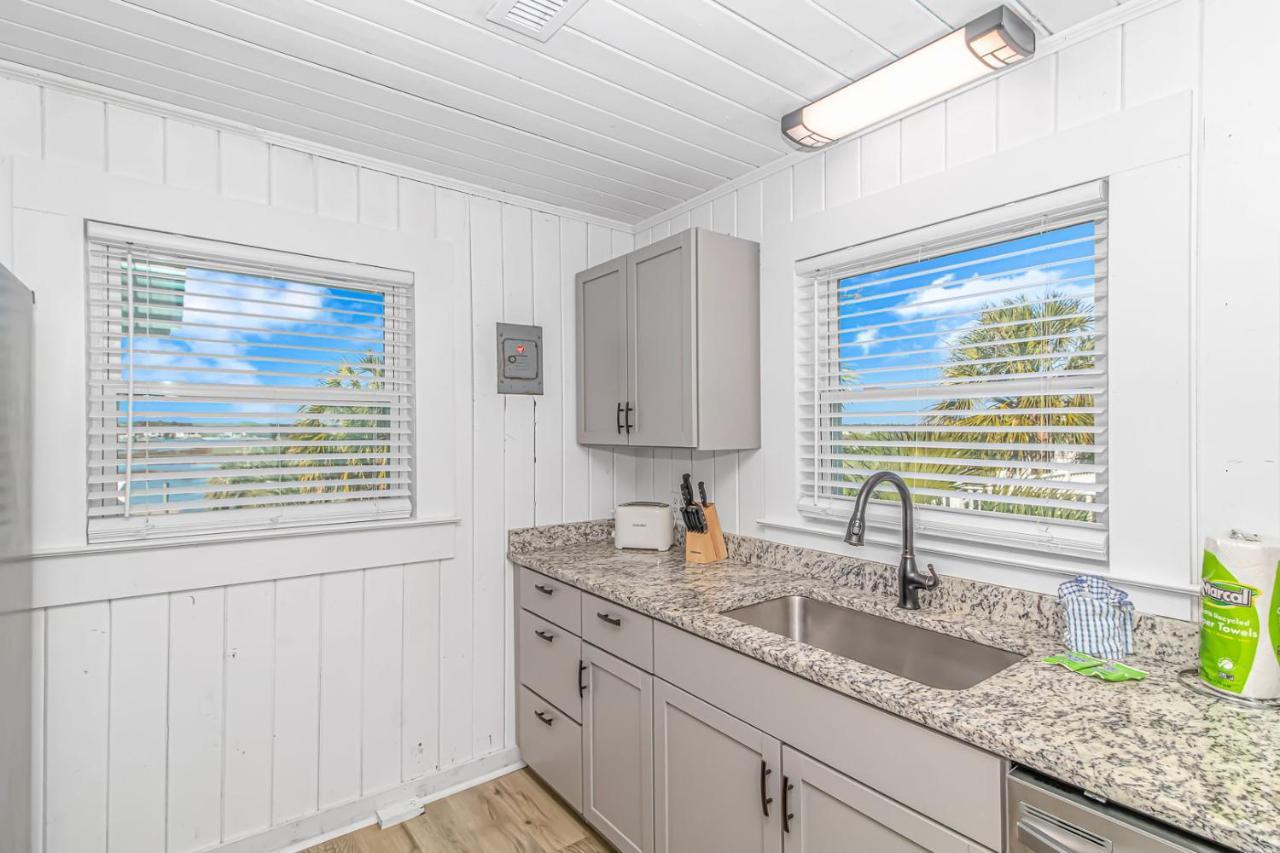 Holiday home Pet Friendly Beach House! Private Dock On Channel! Private Pool! 5 Bedroom - 3 Bath!
