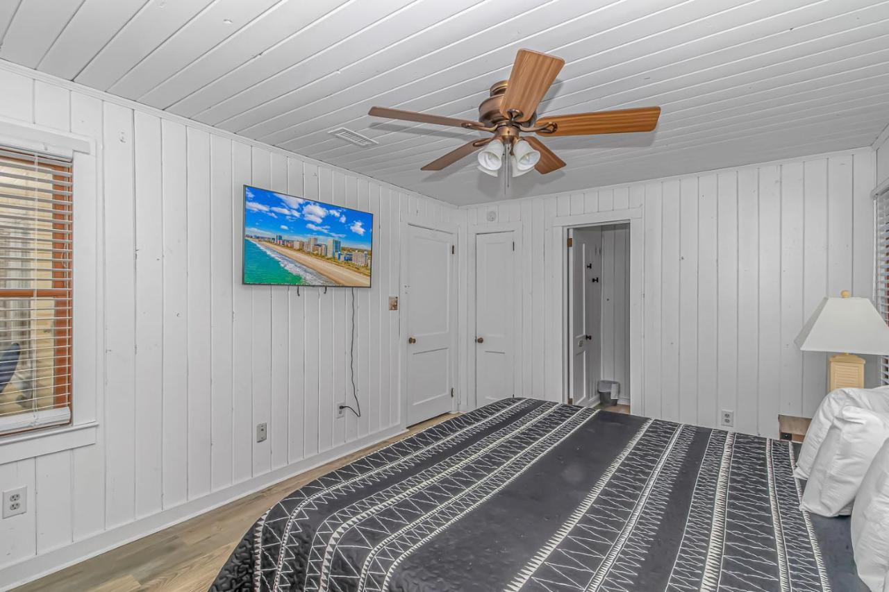 Pet Friendly Beach House! Private Dock On Channel! Private Pool! 5 Bedroom - 3 Bath! Holiday home *