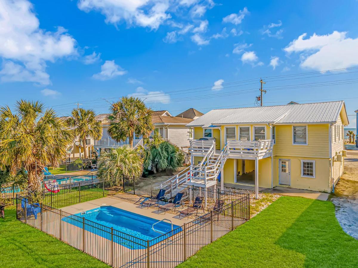 Pet Friendly Beach House! Private Dock On Channel! Private Pool! 5 Bedroom - 3 Bath! Holiday home Myrtle Beach