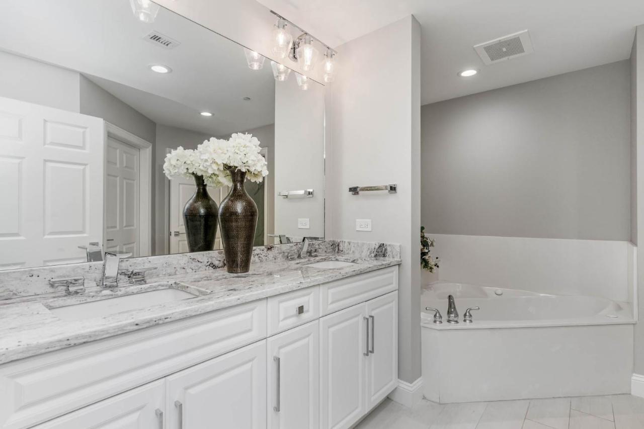 Apartment Exquisitely Remodeled 3 Bedroom 3 Bath Ocean View Condo, 908 Margate *