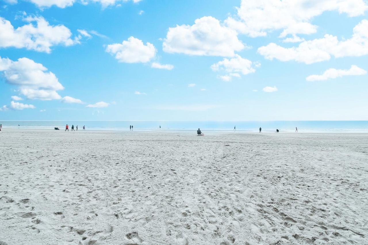 Ocean Front Comfy W/kitchen, Sleeps 4, Snowbird Paradise * Myrtle Beach