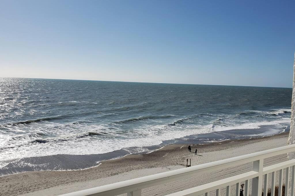 Ocean Front Comfy W/kitchen, Sleeps 4, Snowbird Paradise Apartment