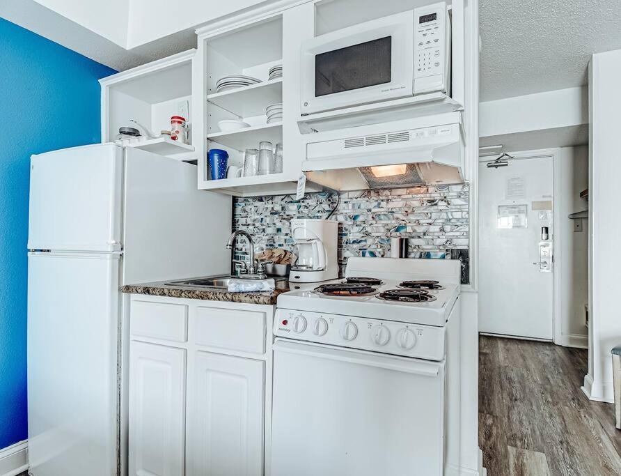 Apartment Ocean Front Comfy W/kitchen, Sleeps 4, Snowbird Paradise *
