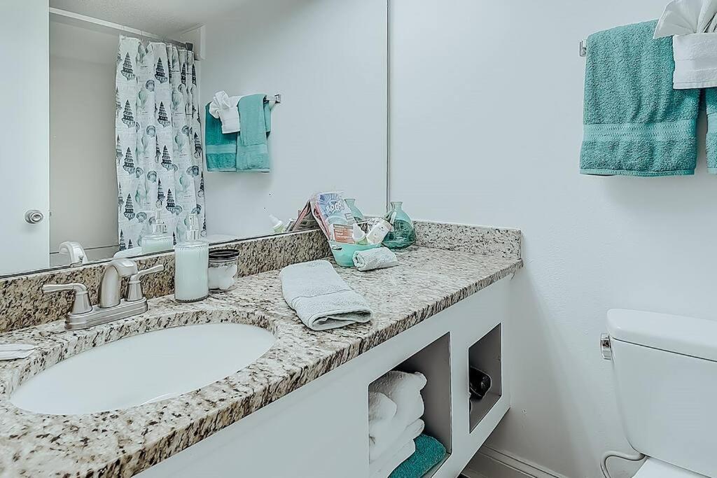 Ocean Front Comfy W/kitchen, Sleeps 4, Snowbird Paradise *