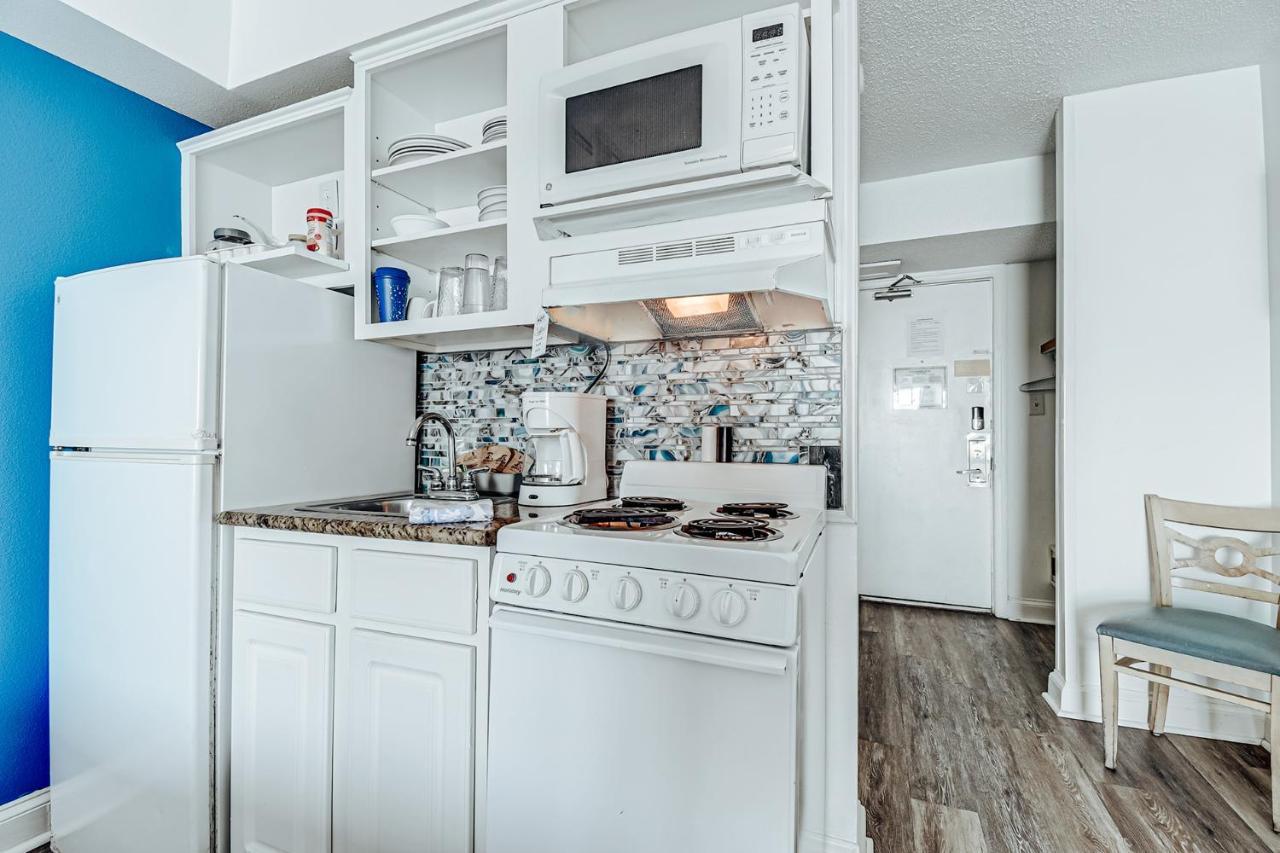 Ocean Front Comfy W/kitchen, Sleeps 4, Snowbird Paradise Apartment