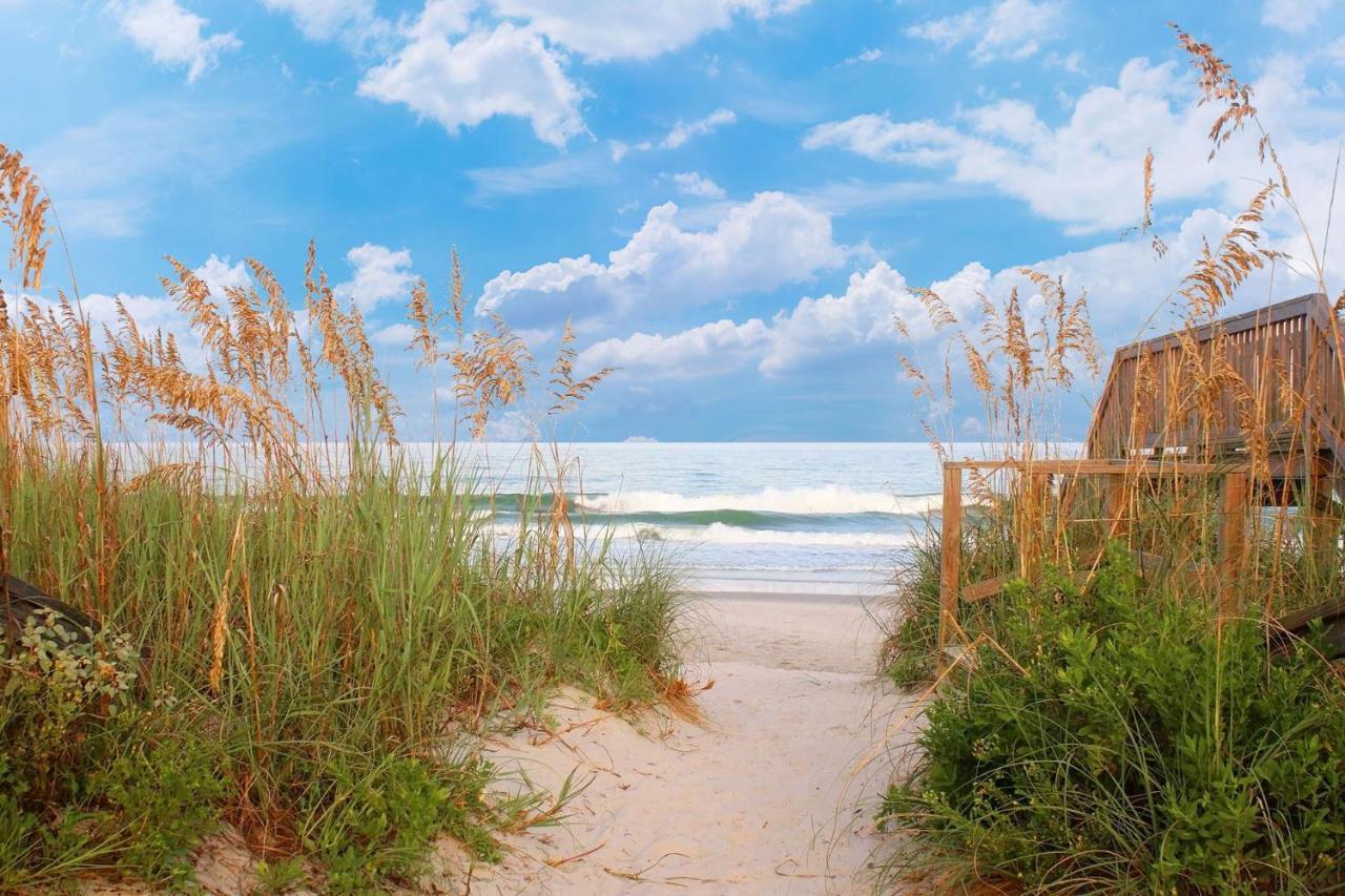 Ocean Front Comfy W/kitchen, Sleeps 4, Snowbird Paradise Apartment