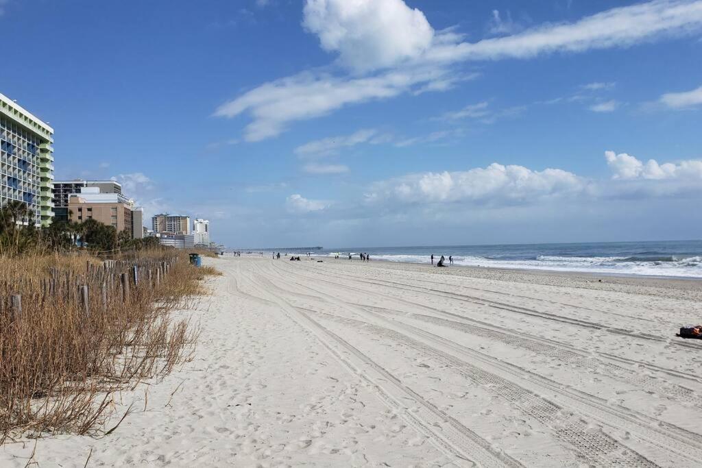 Ocean Front Comfy W/kitchen, Sleeps 4, Snowbird Paradise Myrtle Beach