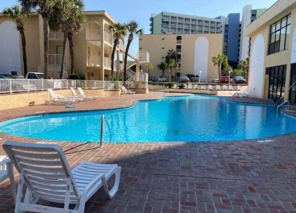 Ocean Front Comfy W/kitchen, Sleeps 4, Snowbird Paradise Apartment