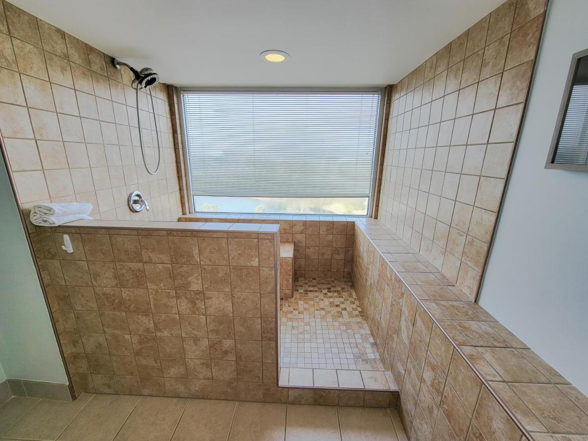 Apartment 1202 South Hampton