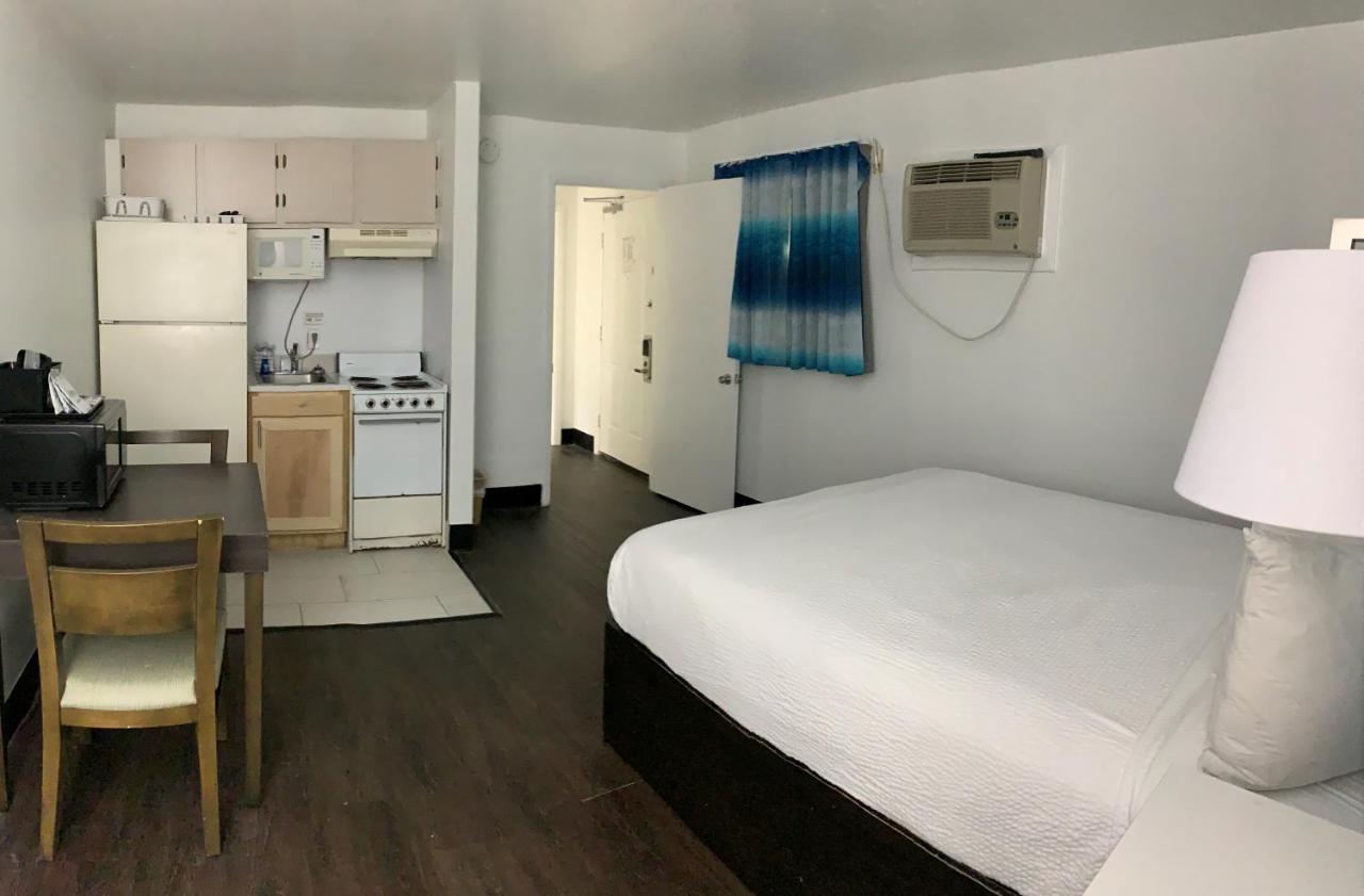 Tropical Seas Hotel 2*