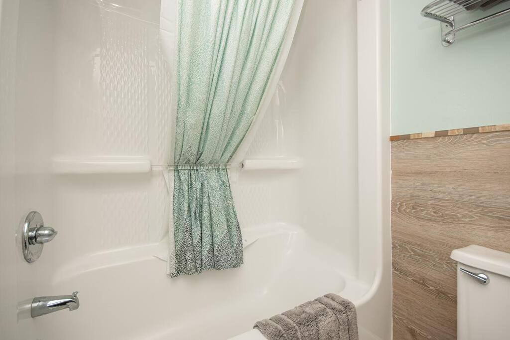 :) Water Front Retreat - Sleeps 8 * Myrtle Beach