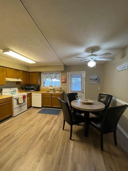 Pink Flamingo/walk To W/ King Bedroom Holiday home Myrtle Beach