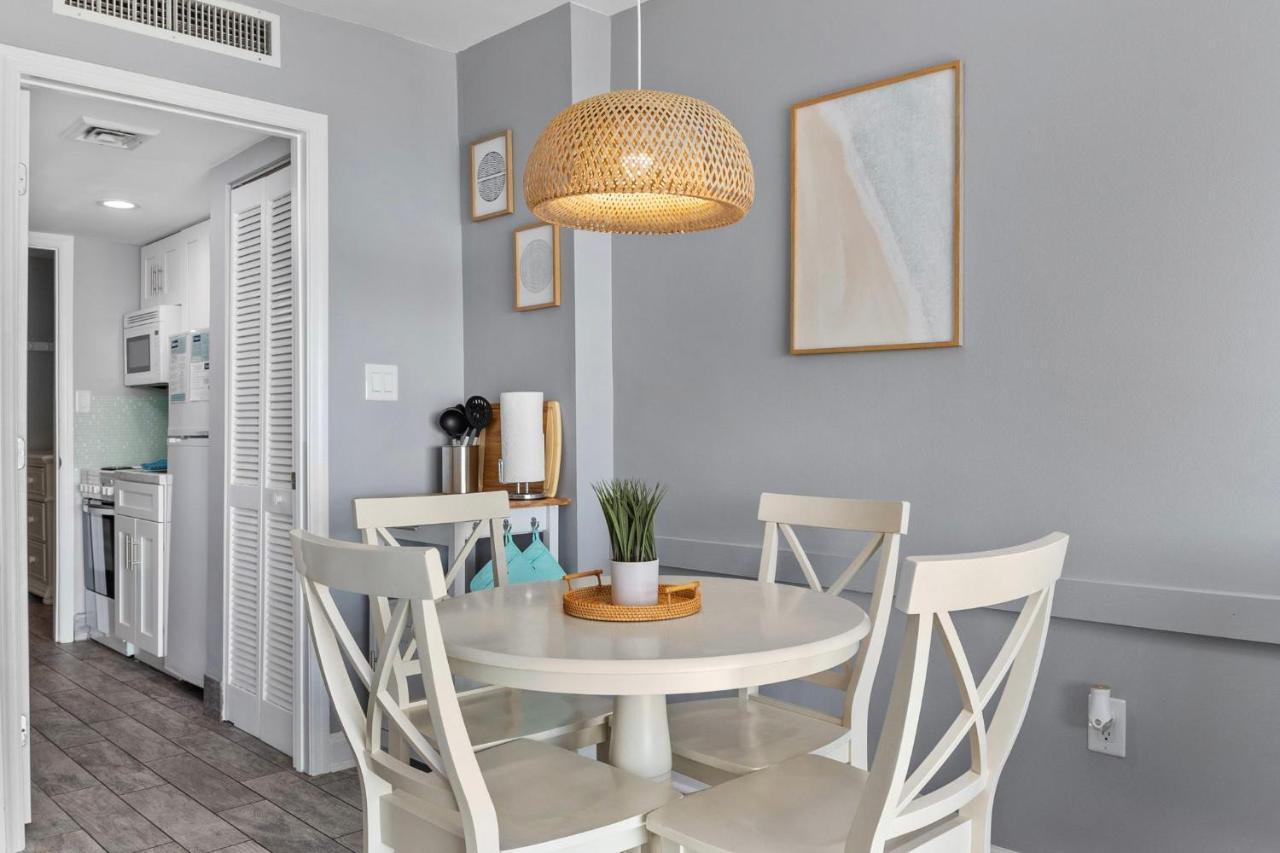 By The Sea! Renovated With Ocean Views! Apartment *
