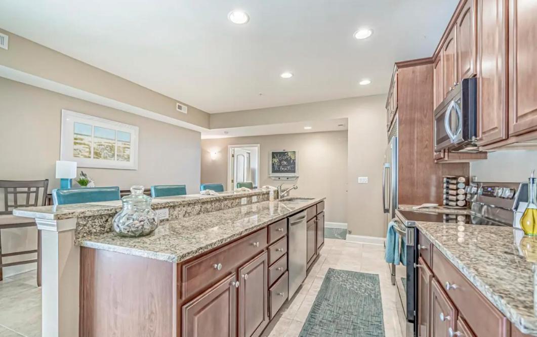 Stunning Ocean Breeze Luxury 4d-across The Street From The Ocean! Sleeps 10 Guests! Holiday home Myrtle Beach