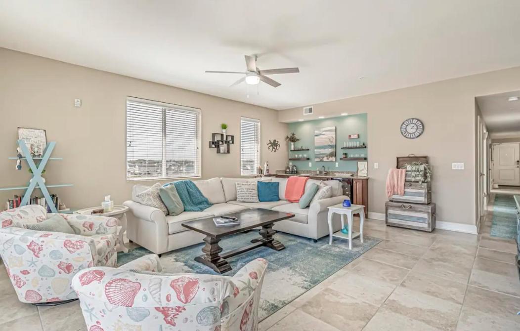 Stunning Ocean Breeze Luxury 4d-across The Street From The Ocean! Sleeps 10 Guests! Holiday home Myrtle Beach