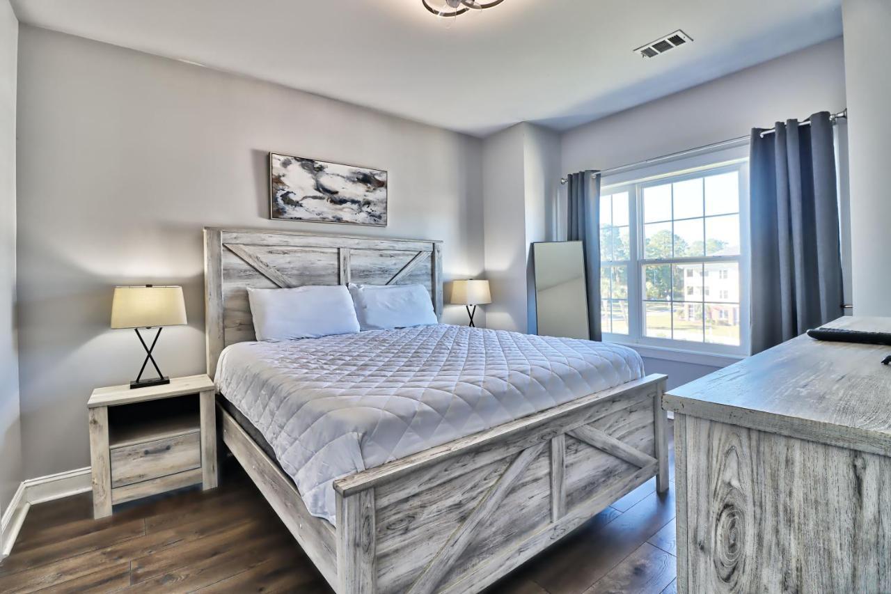 Modern On Golf Course, Pet Friendly! Sleeps-8!