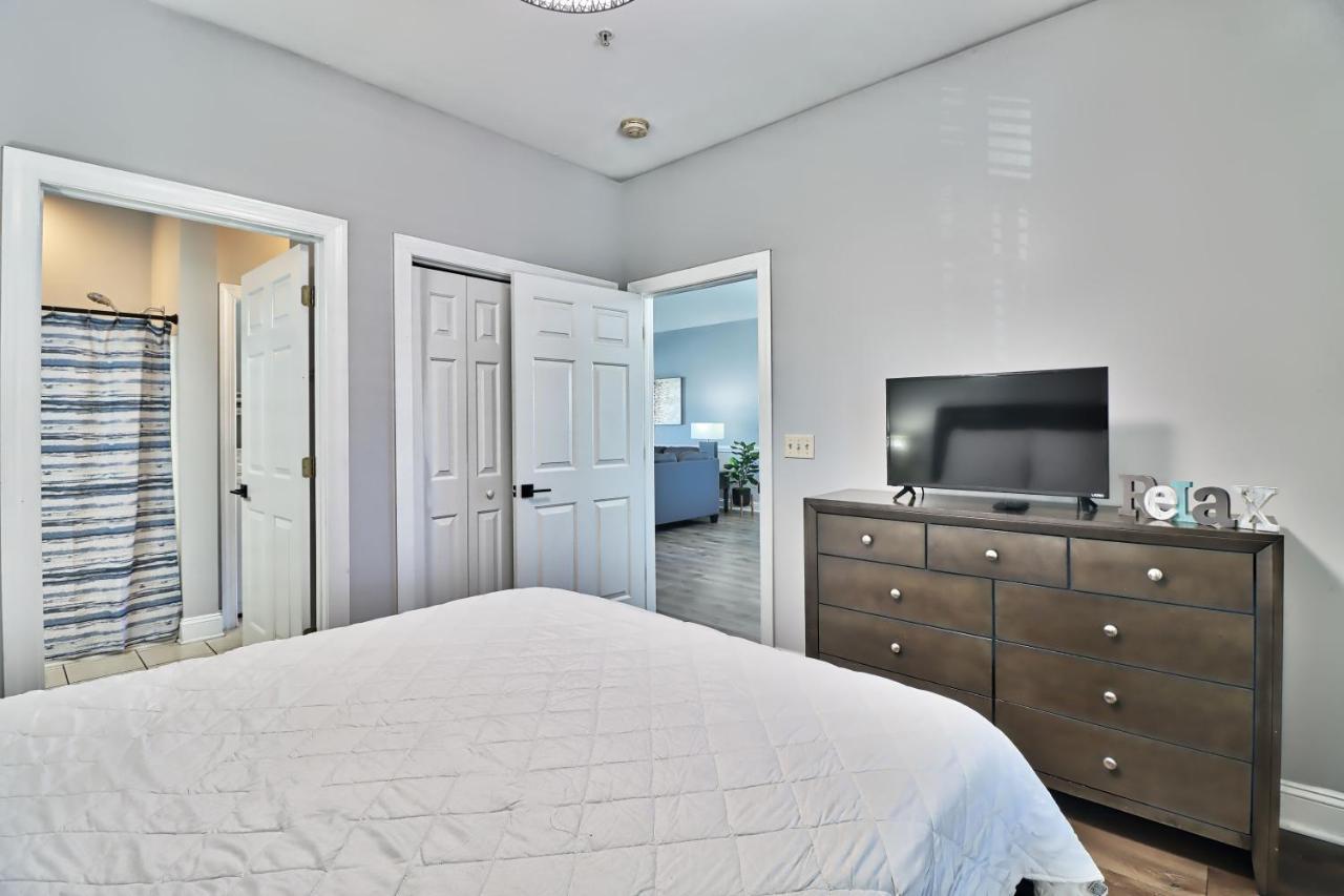 Modern On Golf Course, Pet Friendly! Sleeps-8! *