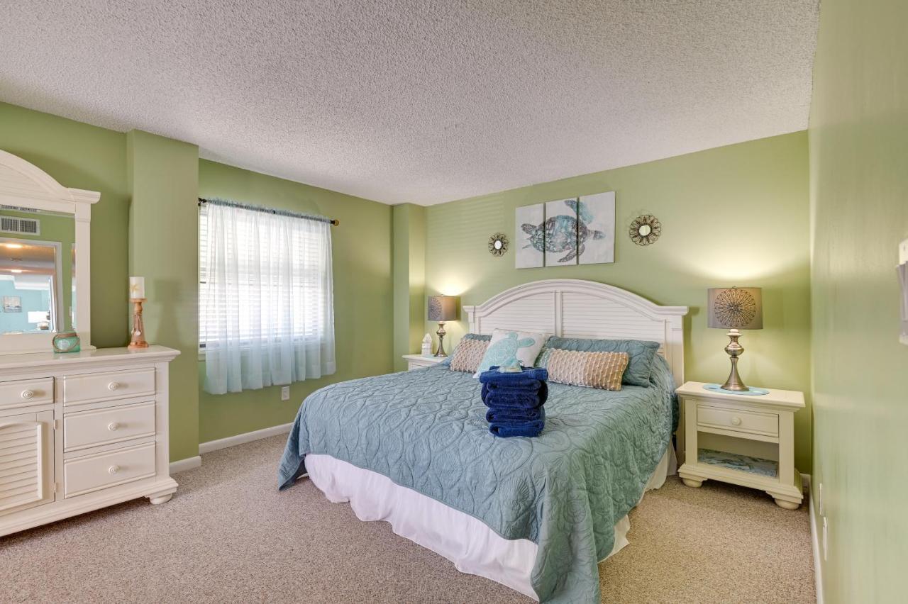 Apartment Getaway With Pool Access And Patio With Ocean View