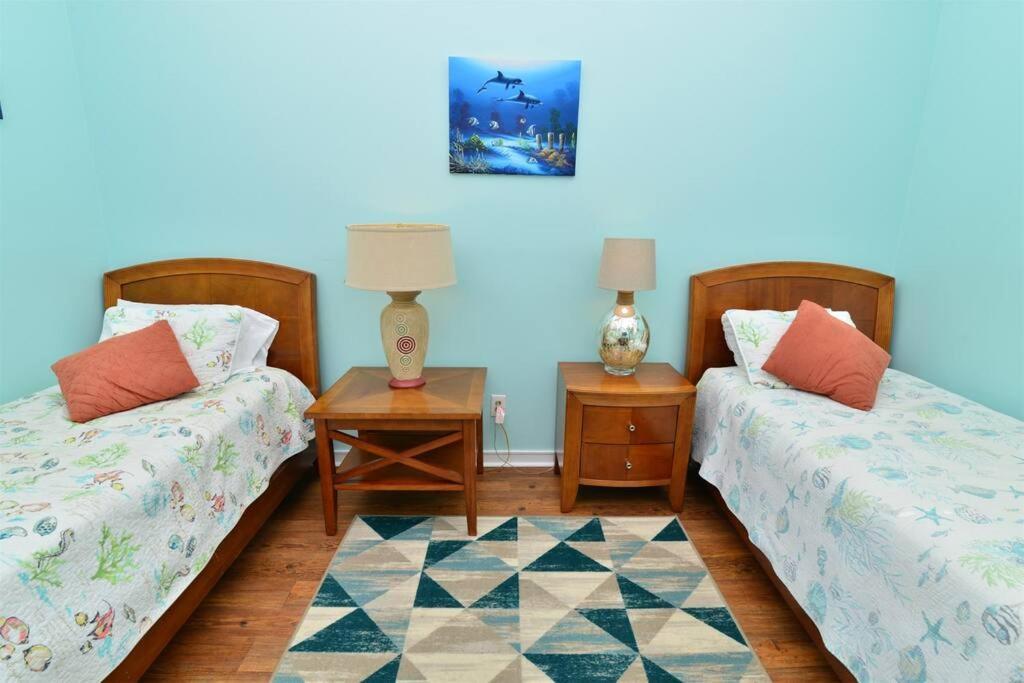 5 Min Walk To With Pools Hot Tub Restaurant Grills *