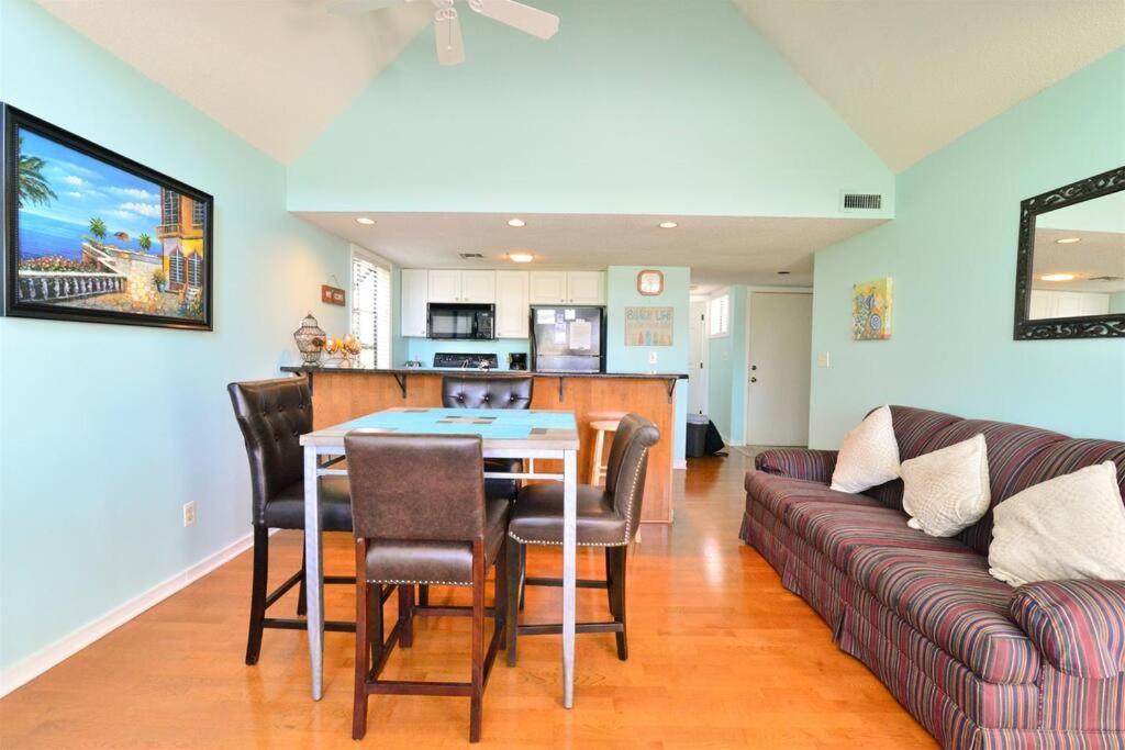 5 Min Walk To With Pools Hot Tub Restaurant Grills Holiday home Myrtle Beach
