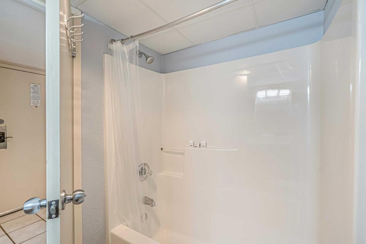 Myrtle With Balcony And Amenities! Myrtle Beach