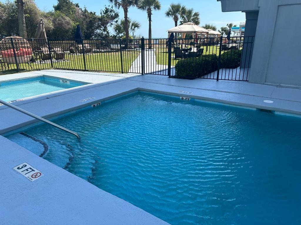 Willow Bay 301 Oceanfront Suite, Renovated Spring 2023 Desirable Golden Mile Location Apartment *