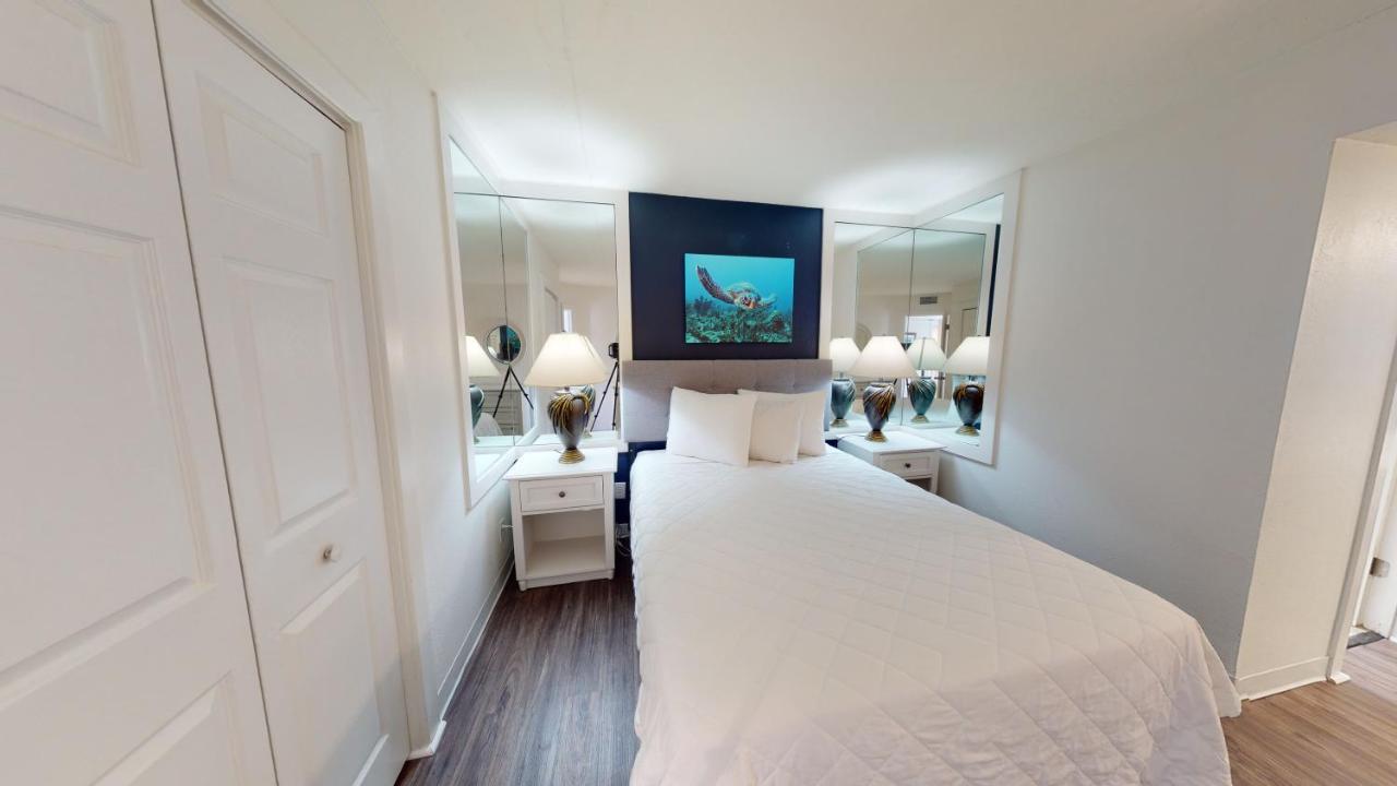 Willow Bay 301 Oceanfront Suite, Renovated Spring 2023 Desirable Golden Mile Location Apartment