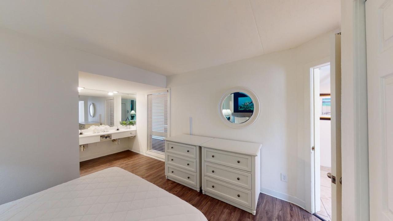 Willow Bay 301 Oceanfront Suite, Renovated Spring 2023 Desirable Golden Mile Location Apartment