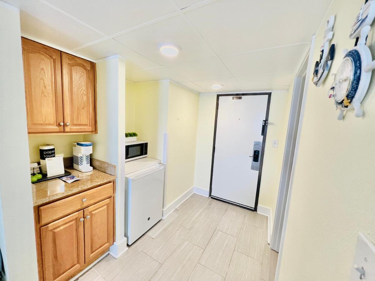 New ! Unique Oceanfront At Ocean Reef Resort-free Parking - Amazing Pools Apartment *