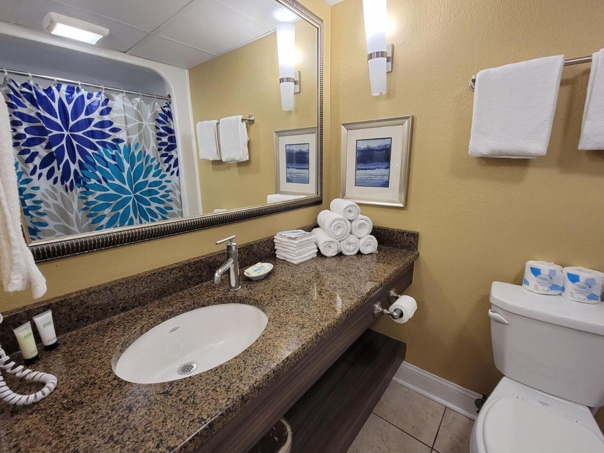 Ocean View King With Modern Decor And Accents - Caravelle 605 Sleeps 4 Guests Holiday home *