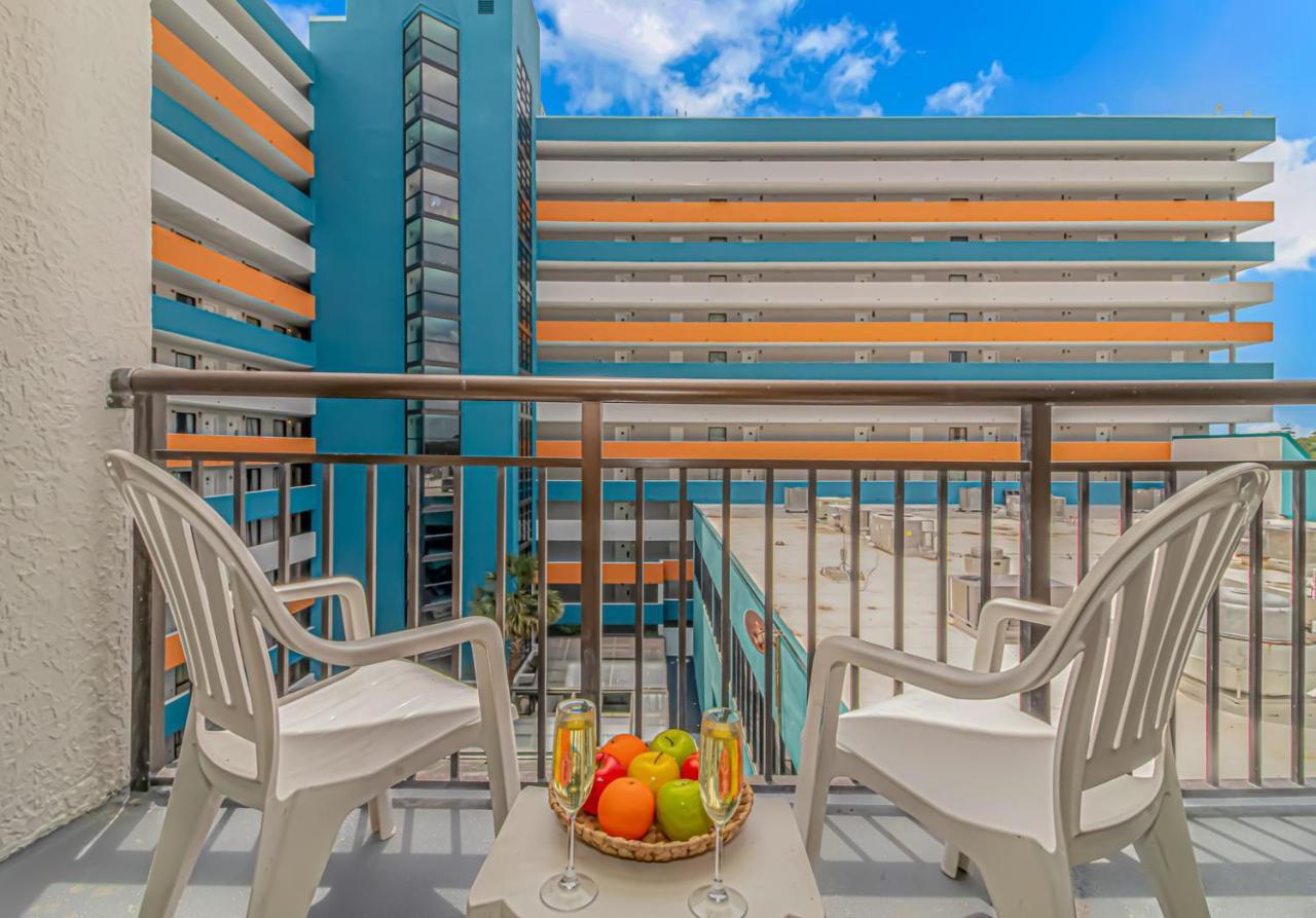 Landmark 714 - Massive Indoor & Outdoor Pools And Lazy Rivers! Sleeps 4! Holiday home *