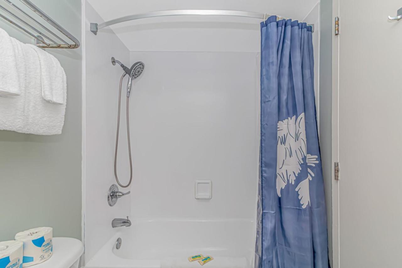 Landmark 714 - Massive Indoor & Outdoor Pools And Lazy Rivers! Sleeps 4! Holiday home Myrtle Beach