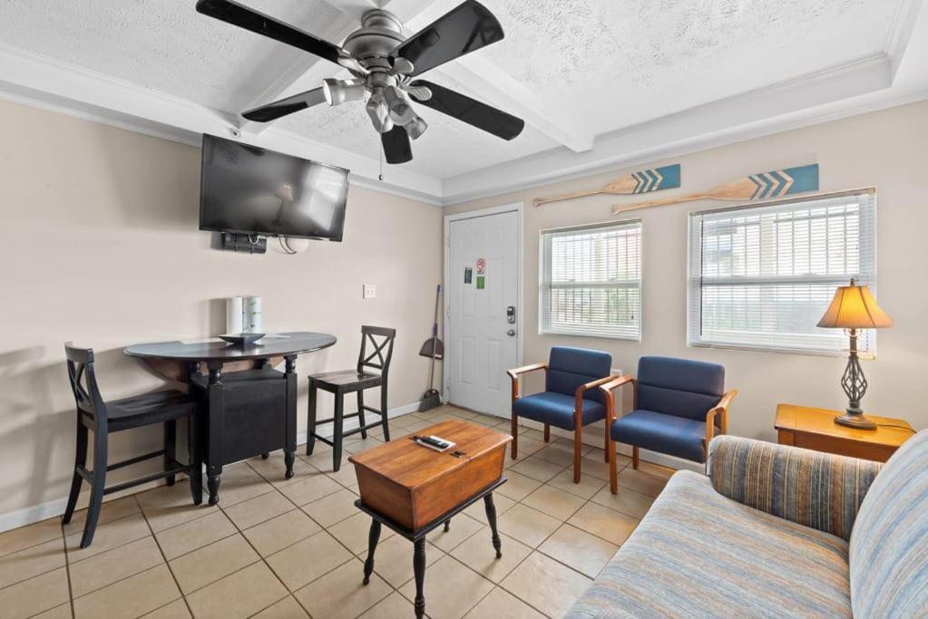 Comfy 1Br By The Beach With Pool & Parking Apartment