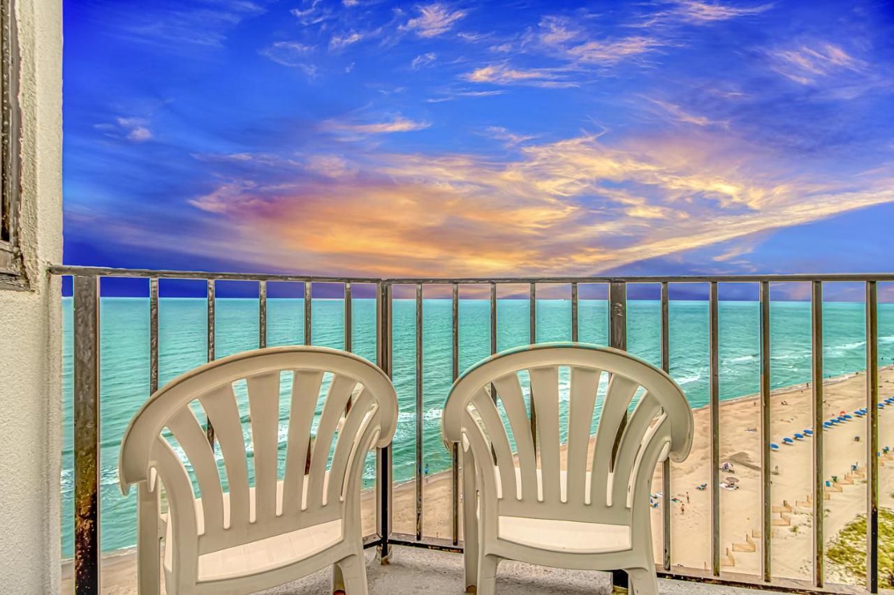 Luxurious Oceanfront Queen - Fully Renovated! Palace 1203 Holiday home *
