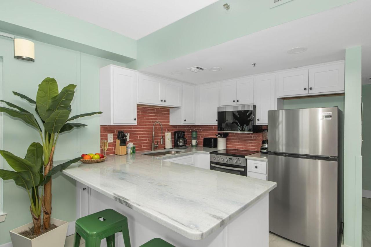 Luxurious Oceanfront Queen - Fully Renovated! Palace 1203 Holiday home *