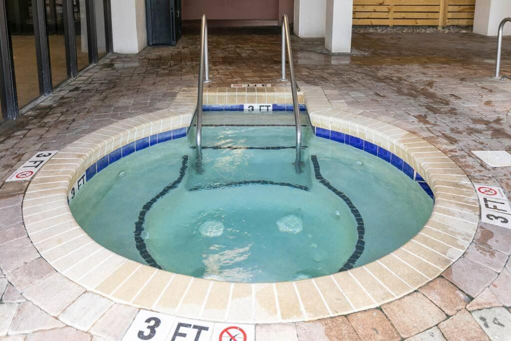 Sandcastle Resort: 3rd Floor Beach Front W/ Kitchenette Apartment