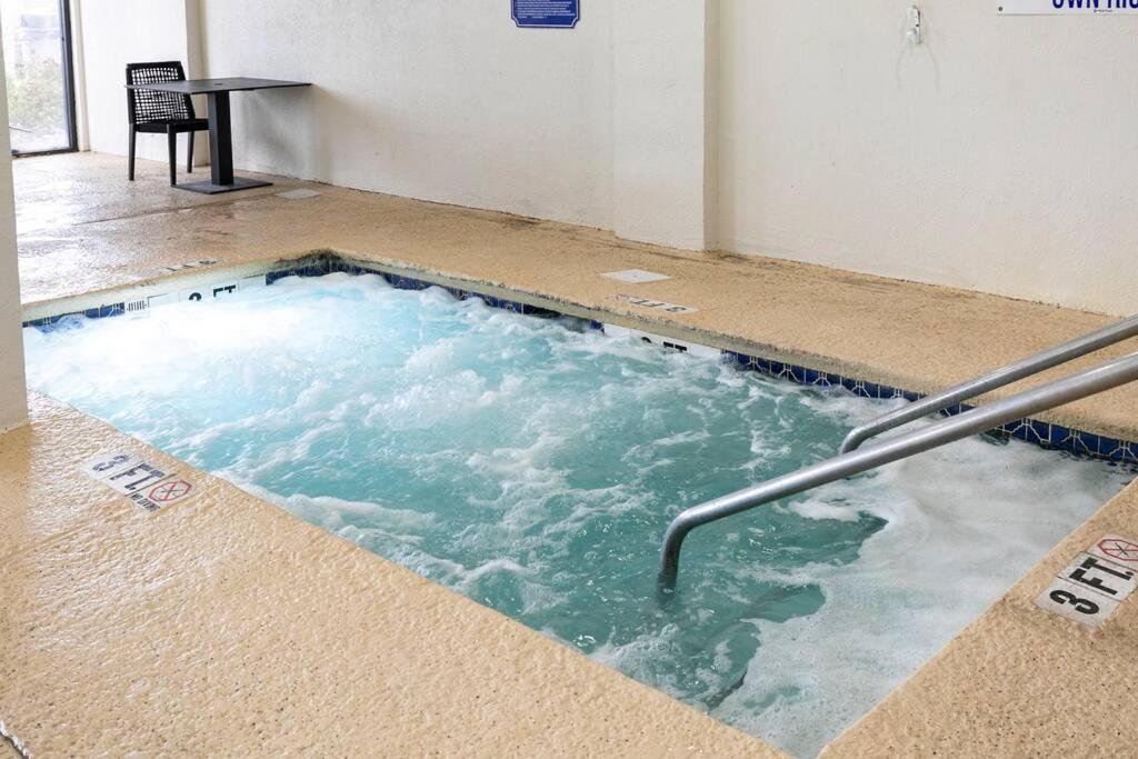Sandcastle Resort: 3rd Floor Beach Front W/ Kitchenette Apartment