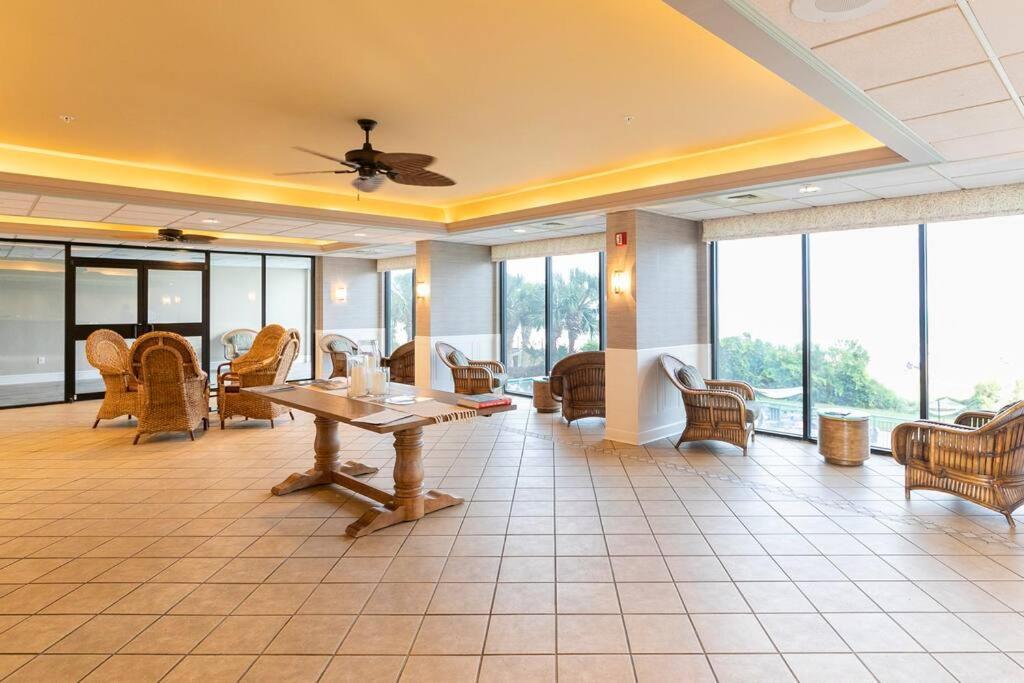 Sandcastle Resort: 3rd Floor Beach Front W/ Kitchenette Apartment