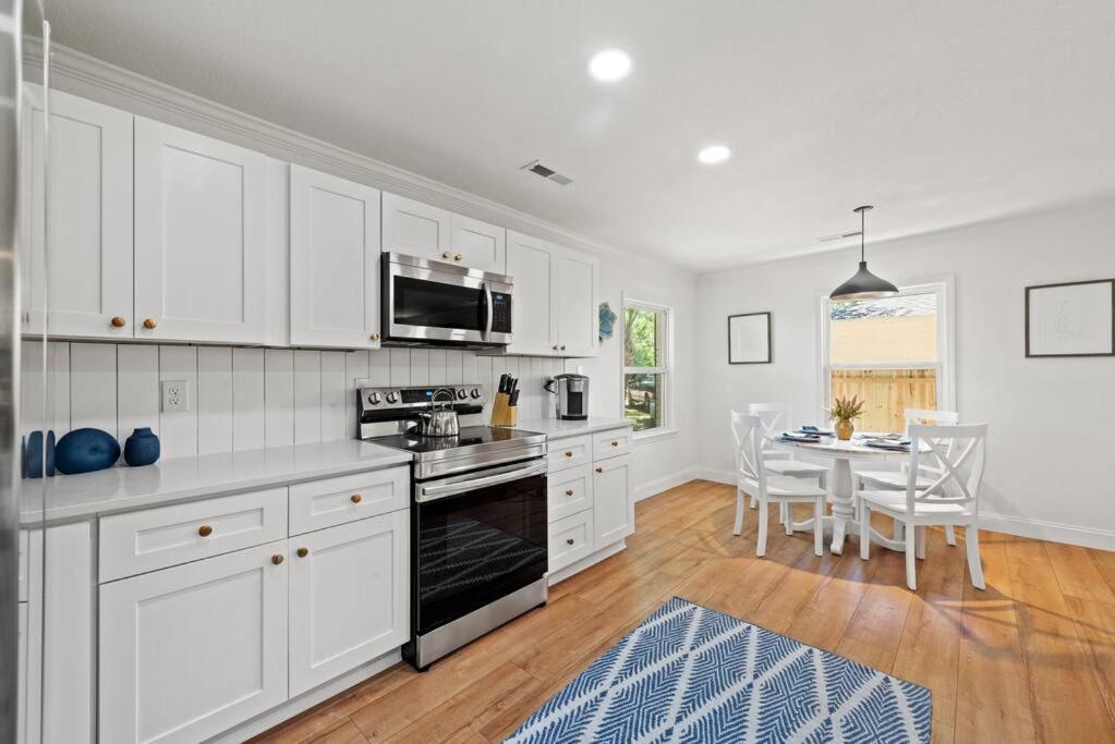Cheerful 4 Bedroom 1 Block From The Beach! Myrtle Beach