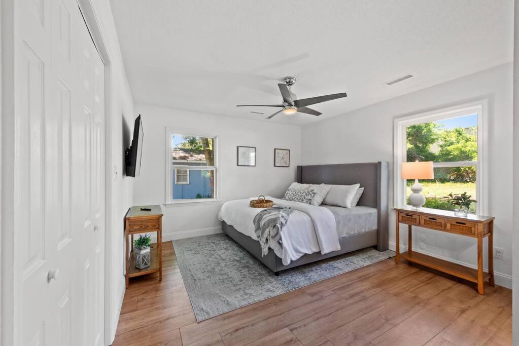 Cheerful 4 Bedroom 1 Block From The Beach! Holiday home Myrtle Beach