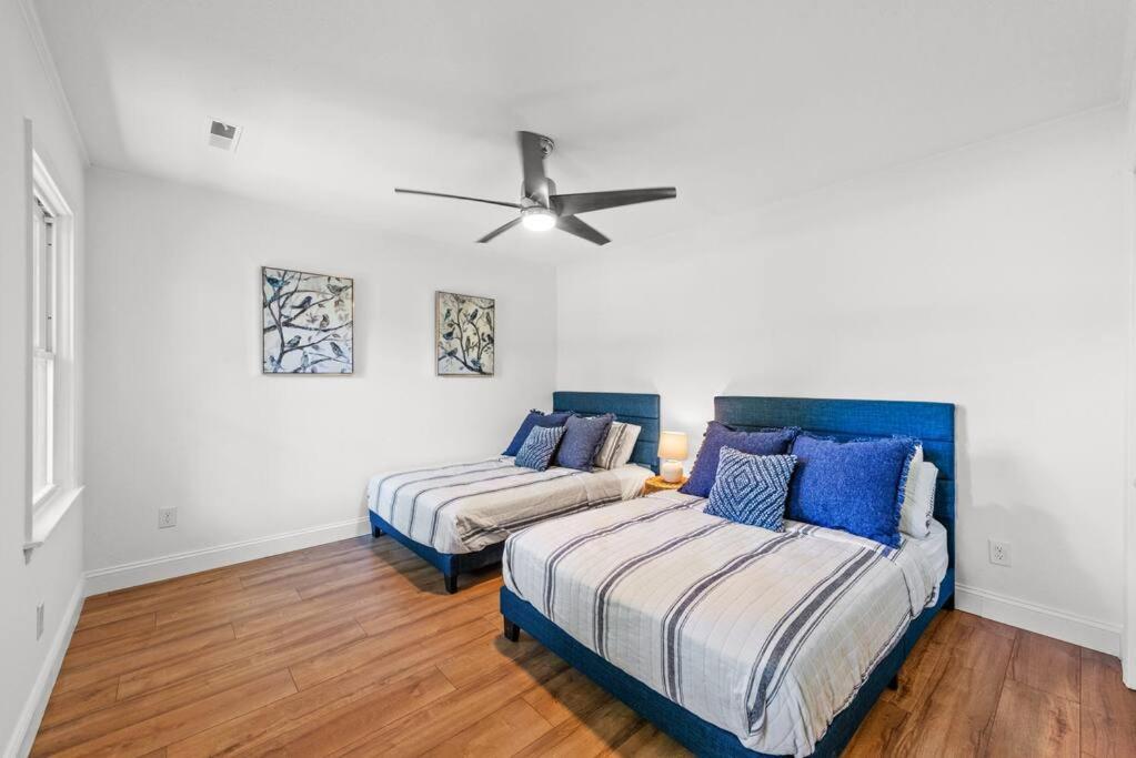 Cheerful 4 Bedroom 1 Block From The Beach! Holiday home Myrtle Beach