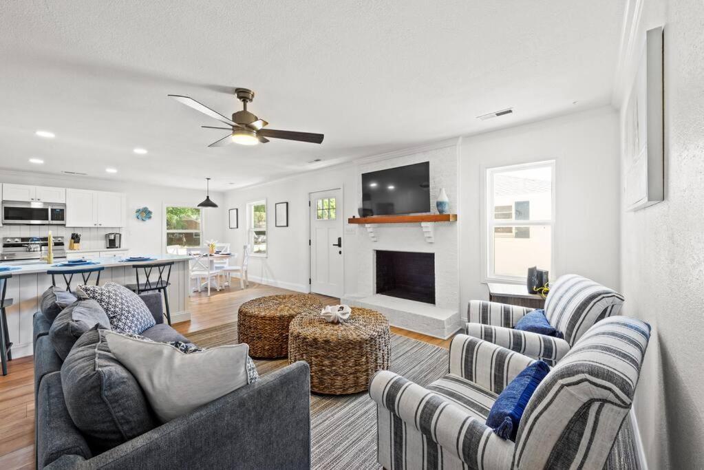 Cheerful 4 Bedroom 1 Block From The Beach! *