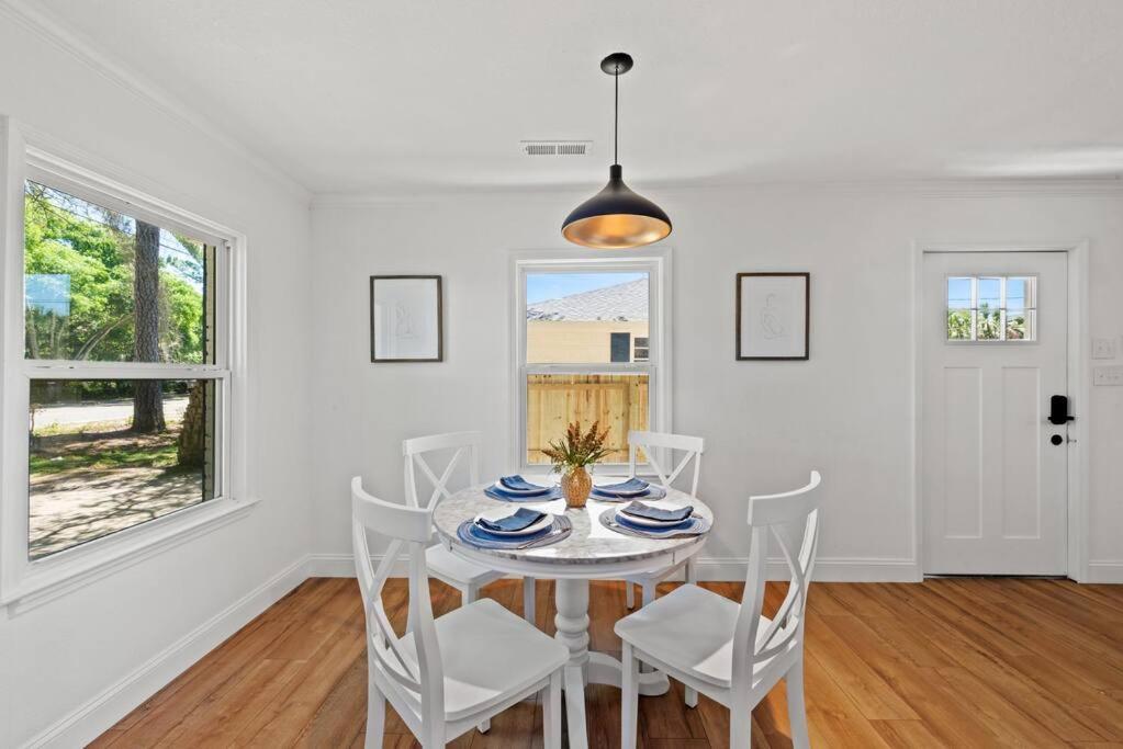 Cheerful 4 Bedroom 1 Block From The Beach! Holiday home