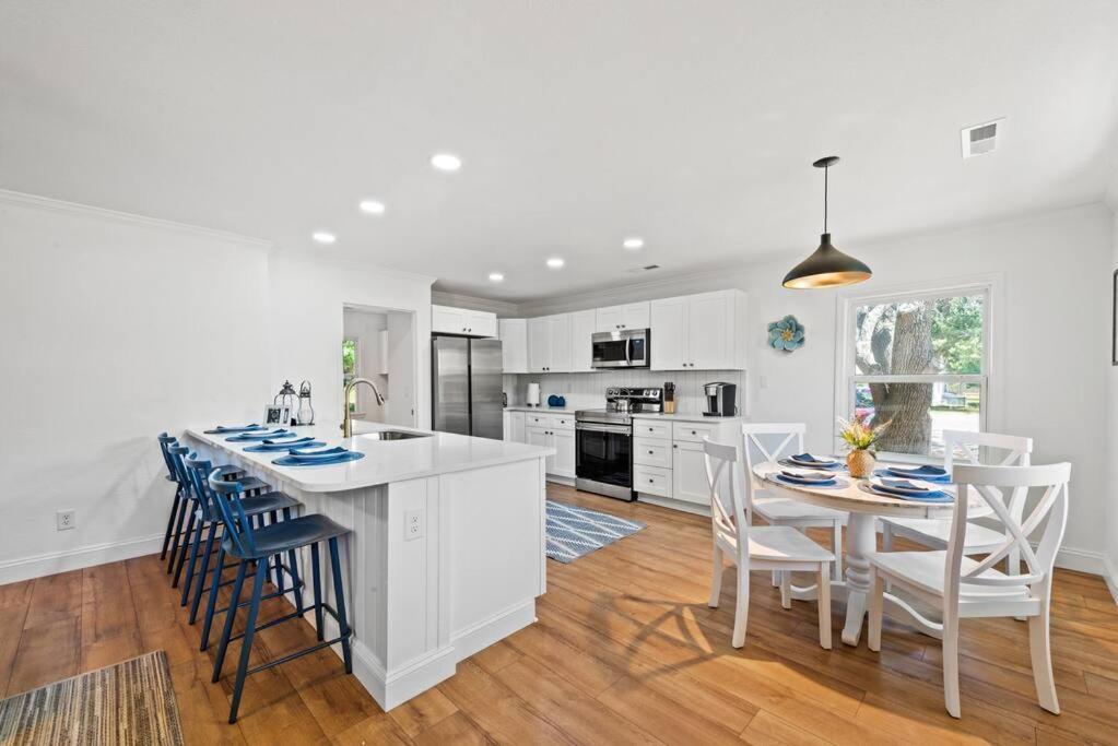 Cheerful 4 Bedroom 1 Block From The Beach!