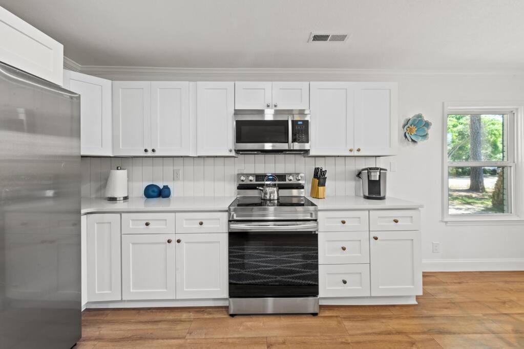 Holiday home Cheerful 4 Bedroom 1 Block From The Beach! *
