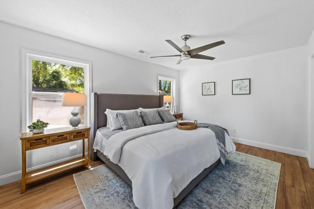 Cheerful 4 Bedroom 1 Block From The Beach! *
