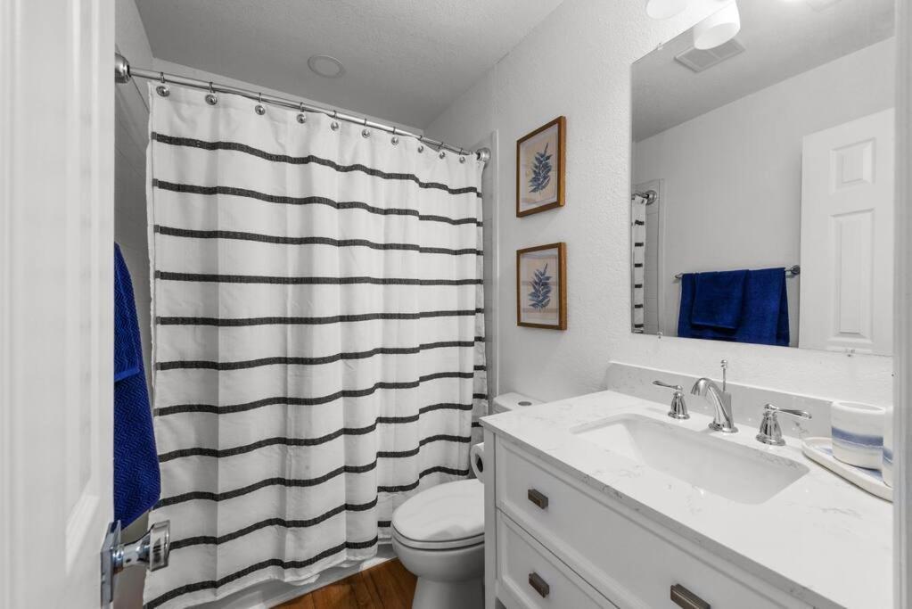 Cheerful 4 Bedroom 1 Block From The Beach! Holiday home *